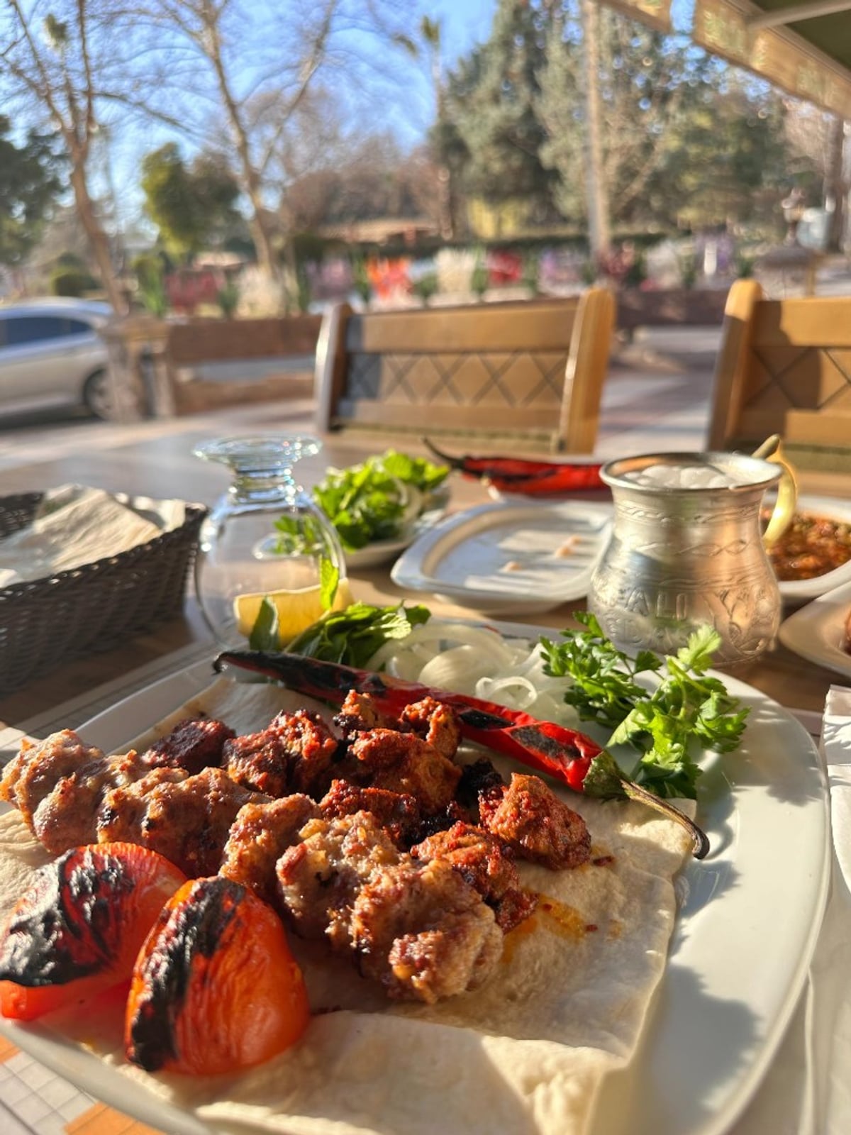 Çağdaş Ocakbaşı bahçe ve servis — Şanlıurfa