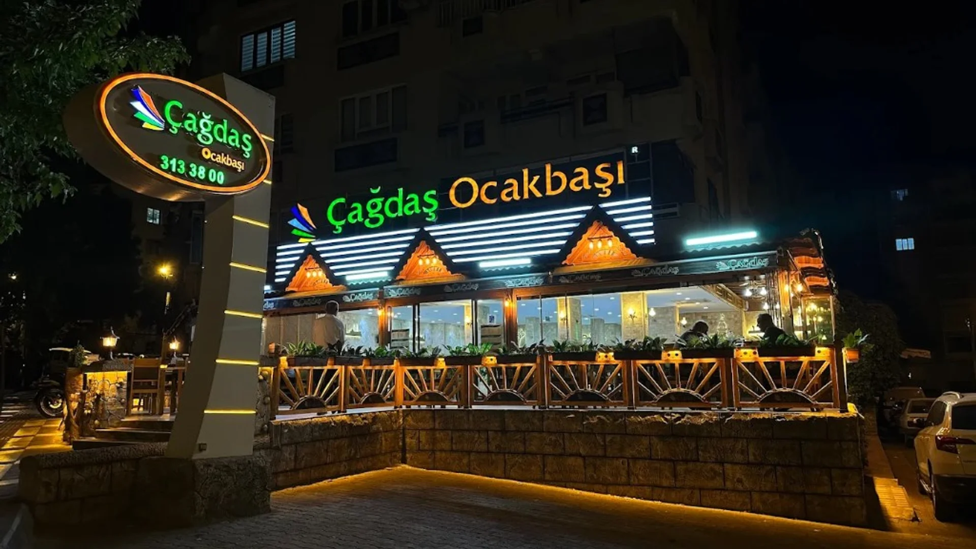 Çağdaş Ocakbaşı mağaza gece görünümü — Şanlıurfa